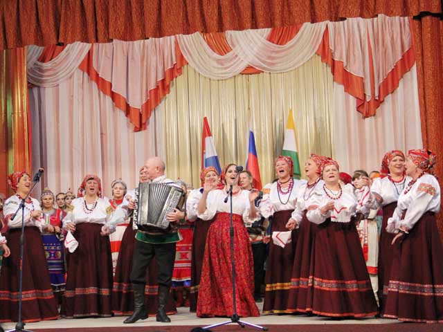 Выступление хора  народной песни "Калинушка"