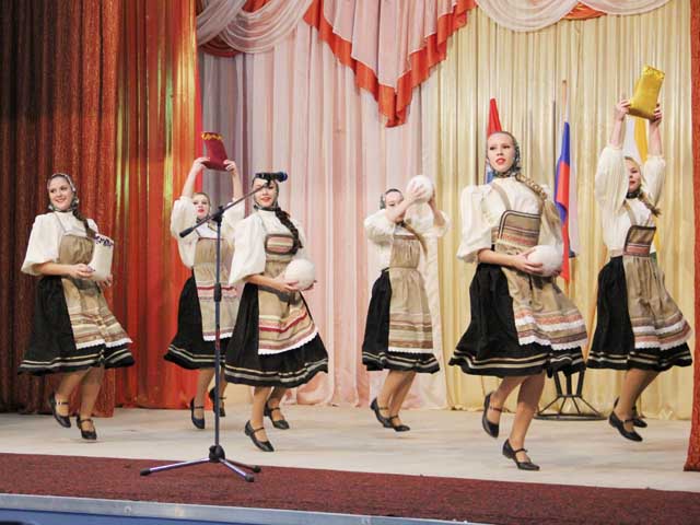 Выступление ансамбля танца "Сергиевский сувенир"