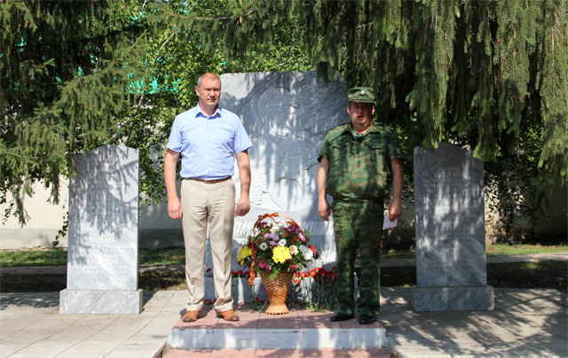 Возложение цветов к памятнику погибшим в локальных конфликтах