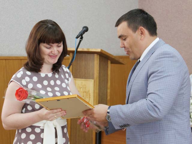 Глава Сергиевского  района  вручает  Почетные грамоты