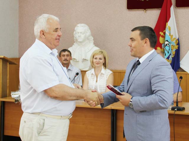 Глава Сергиевского района вручает почетный знак "Куйбышев- запасная столица"