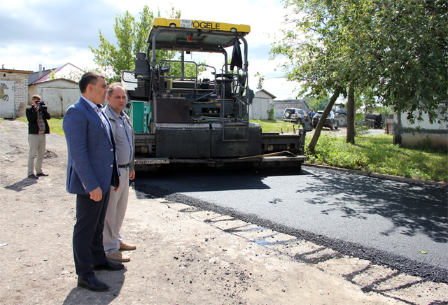 Глава района посмотрел как ведутся работы по ремонту дорог