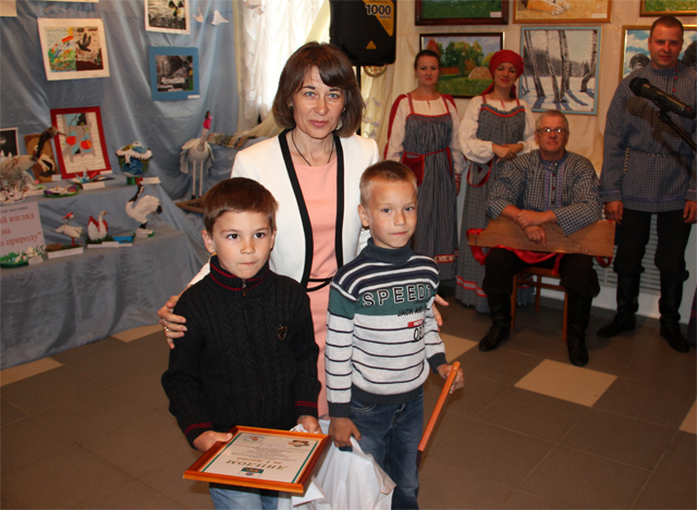 Ольга Николаева награждает победителей