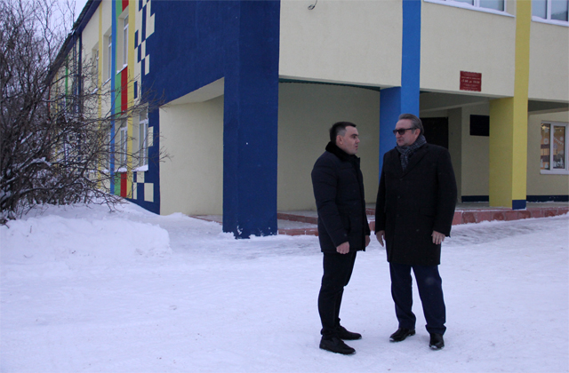 Алексей Веселов и Владимир Пылев возле здания школы