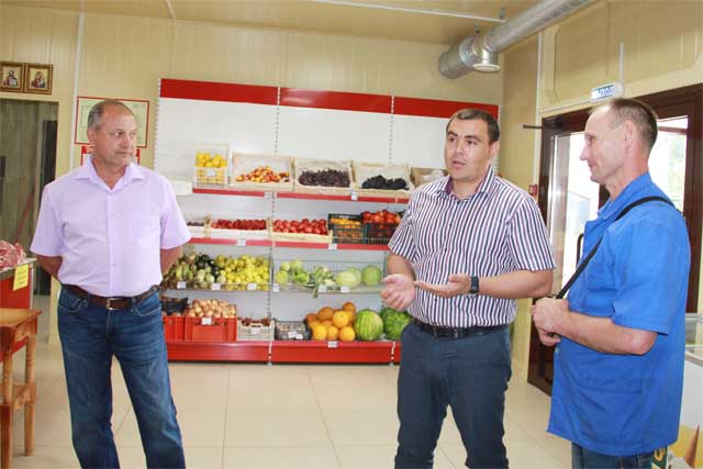 Алексей Веселов посетил магазин фермерской продукции