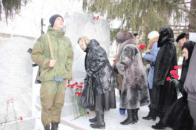 Возложение цветов к памятнику воинам, погибшим в локальных конфликтах