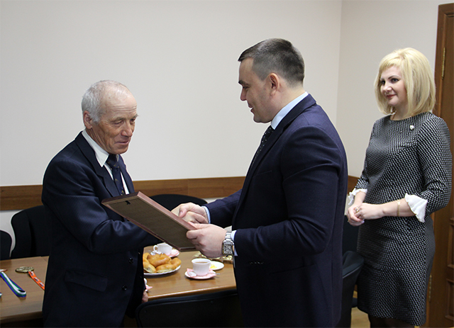 Алексей Веселов вручает П.Е. Кузнецову денежный сертификат