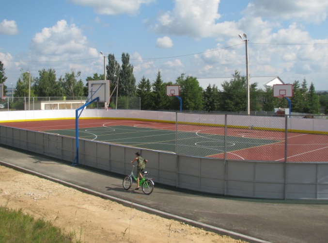 В Светлодольске завершается строительство универсальной спортивной площадки