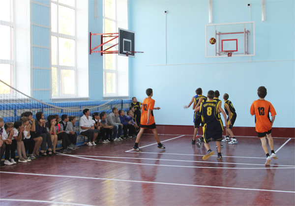 Товарищеский матч по баскетболу в обновленном спортзале