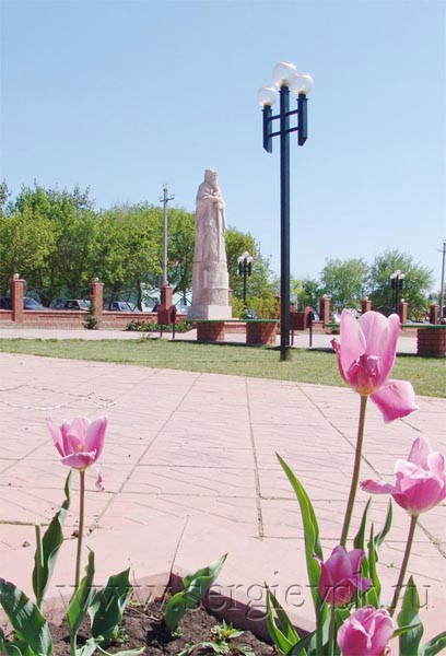 Памятник Сергию Радонежскому в центральном сквере с. Сергиевск