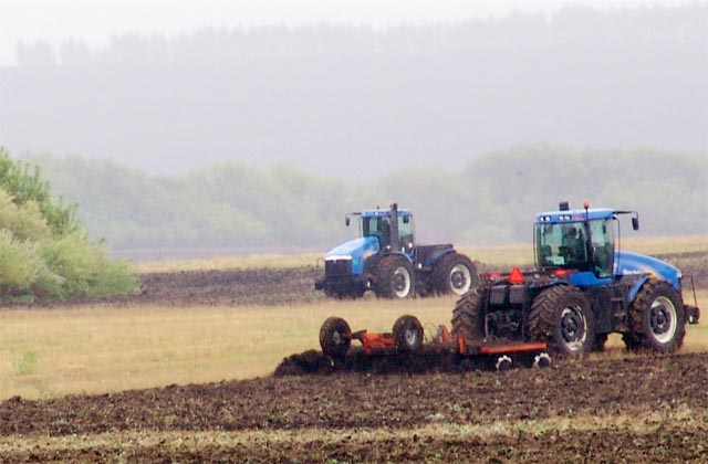 На полях Сергиевского района работают десять тракторов «Национальной агропромышленной компании»