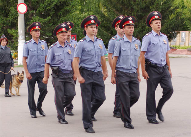 Сотрудники Сергиевского ОВД отправляются на места несения службы