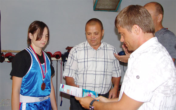  Снежанна Степанова принимает поздравления от президента Федерации бокса Самарской области Андрея Королева