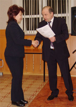 Глава района Анатолий Шипицин вручает сертификаты на получение субсидии