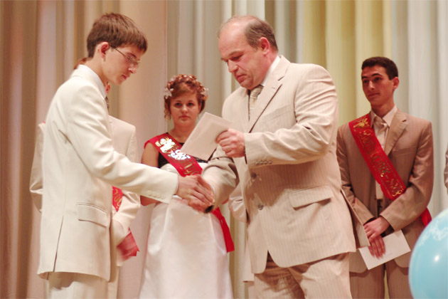  Глава муниципального района Сергиевский Анатолий Шипицин вручает премии медалистам 2008 года