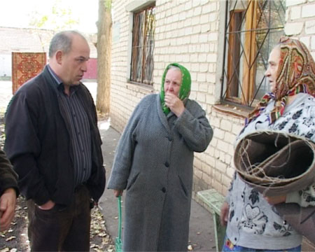 Анатолий Шипицин беседует с жителями района