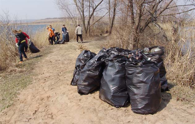 Уборка мусора на реке Тепловка