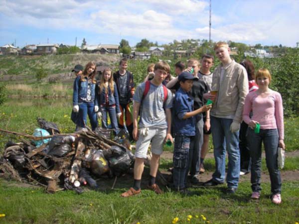 Школьники очистили территорию, прилегающую к озеру Банное