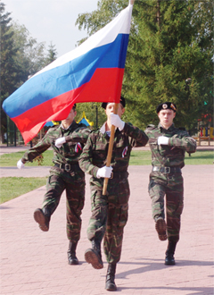 Флаг Российской Федерации выносят воспитанники ВТК "Экстрим"