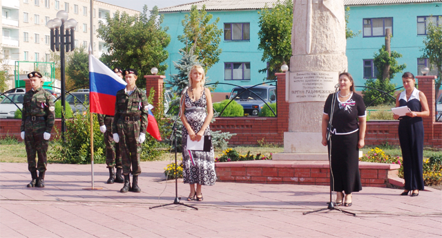Митинг в честь государственного флага России прошёл в сквере районного центра