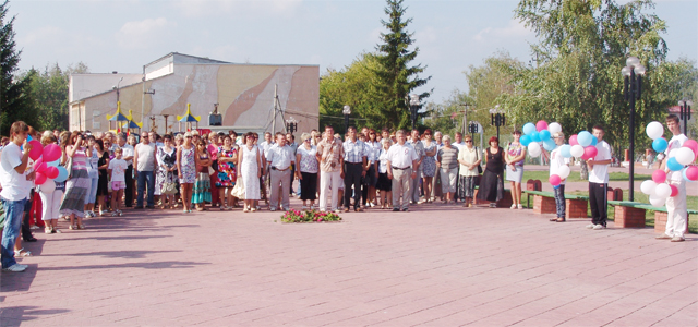 На мероприятии присутствовали жители районного центра, а также сотрудники организаций и учреждений Сергиевского района