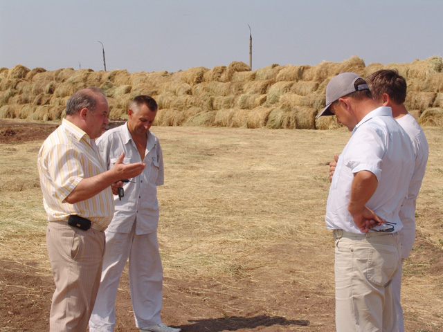 Анатолий Шипицин ознакомился с ходом заготовки кормов в животноводческих хозяйствах района