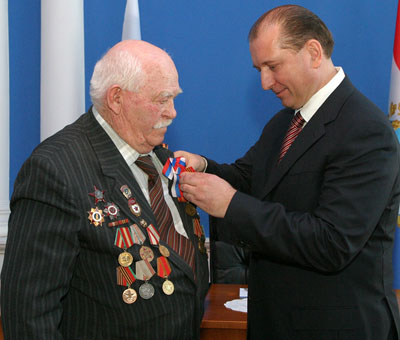 Вручение медалей к 65-летию Победы