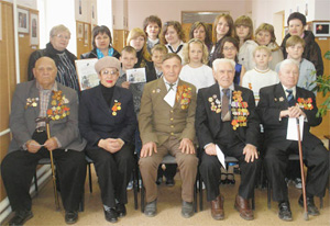 На фото: участники районного конкурса фотолюбителей с ветеранами Великой Отечественной войны
