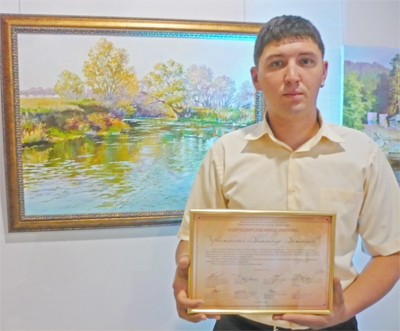 Александр Ахтямов на фоне картины "Блики осени"