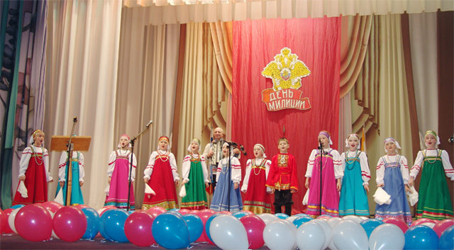 В профессиональный праздник сотрудники РОВД получили поздравления от юных участников концерта