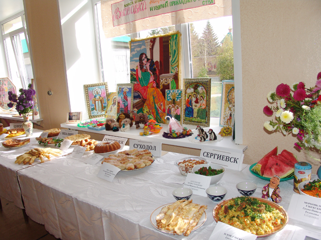 Выставка изделий декоративно - прикладного творчества и блюд национальной кухни