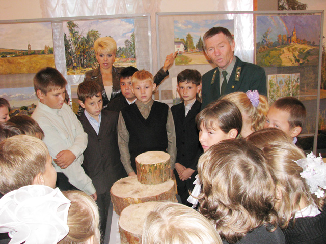 Сергей Значитов продемонстрировал ребятам коллекцию спилов древесных пород