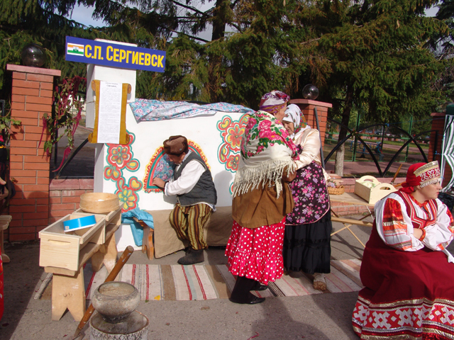 Посетители могли поучаствовать в традиционных русских народных забавах