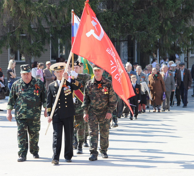 Копию Знамени Победы вынесли на площадь участники боевых действий в Афганской войне