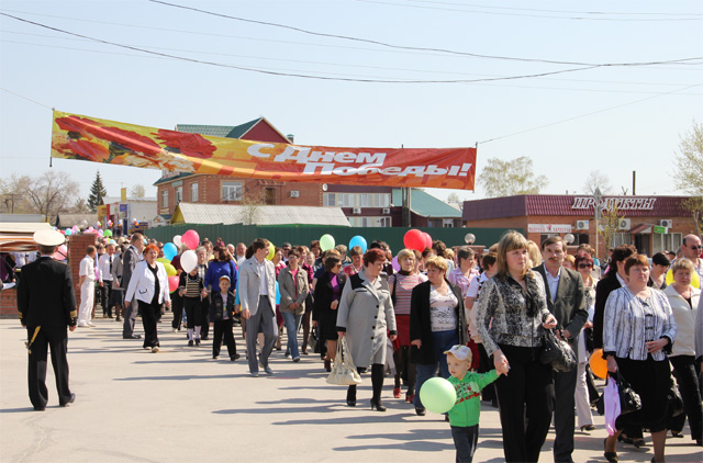 Сотни сергиевцев прошли парадной колонной по центральной площади села