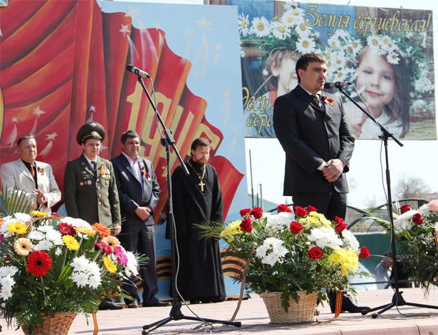 Жителей района поздравил с праздником первый заместитель главы Сергиевского района Алексей Веселов