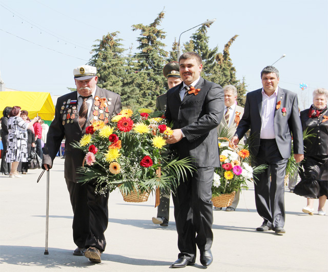 Матвей Семенович Иванов и Алексей Веселов возложили цветы к подножию монумента скорбящей матери