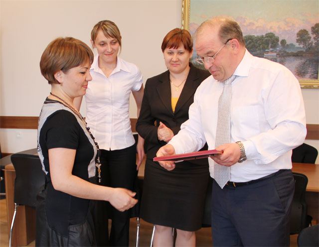 Вручение сертификата Людмиле Алиферкиной
