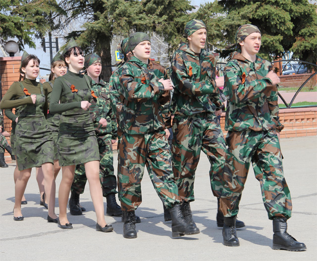 Маршируя, конкурсанты исполняли военные песни