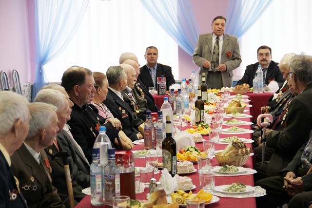 Ветераны  собрались за праздничным столом