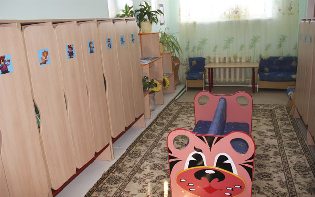 Раздевалка в детском саду "Сказка"