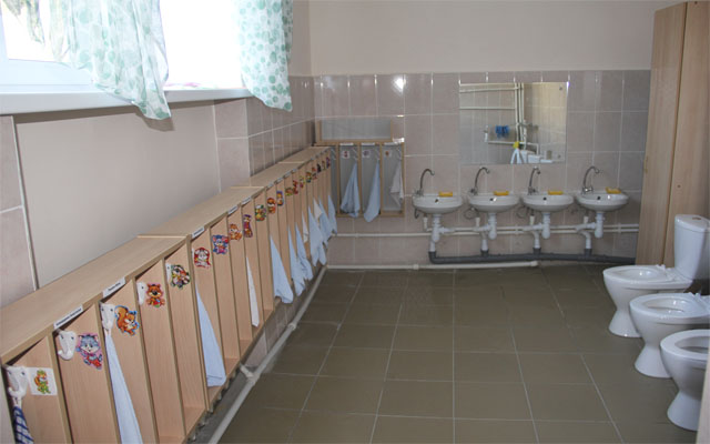 Туалетная комната в детском саду "Сказка"