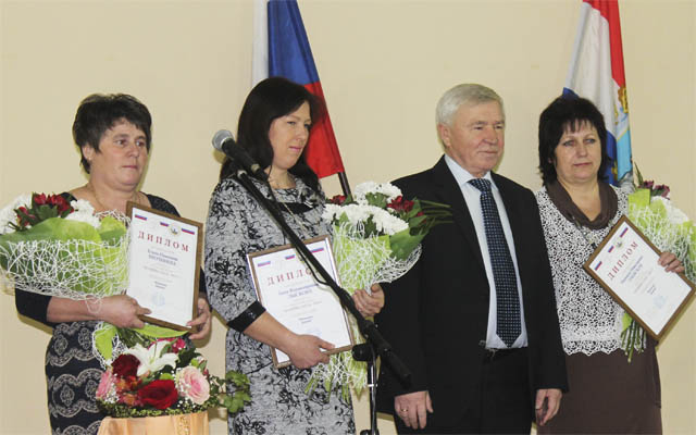 Елена Шершнева(первая слева)-победитель в номинации "Женщина-фермер"