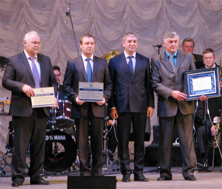Александр Малышев (справа) получает награду за победу в конкурсе