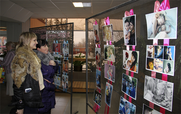 В фойе РДК гостей встречала фотовыставка "Радость материнства"