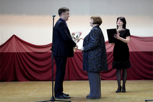 Алексей Чернов вручает Благодарственное письмо от главы районной администрации Татьяне Скляр
