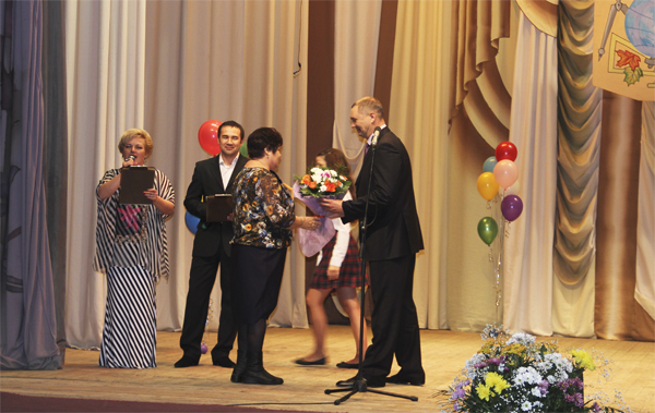 Анатолий Екамасов вручает Почётную грамоту руководителю детского сада "Алёнушка" Розе Лужновой