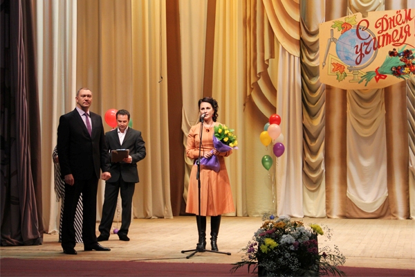 Татьяна Соломонова, именинница, поздравляет коллег с праздником
