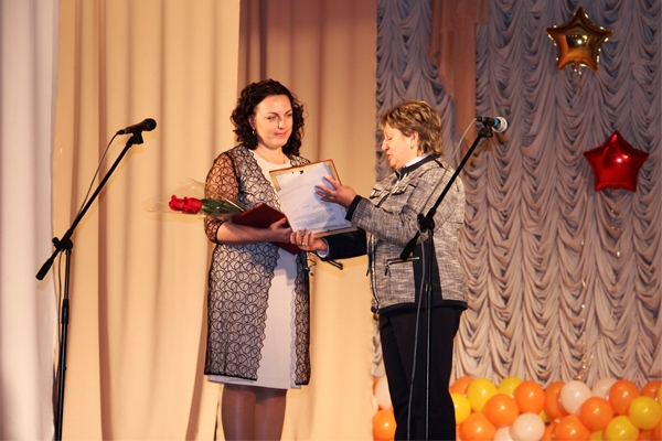 Ольга Кулькова вручает Почетную грамоту от областного Министерства