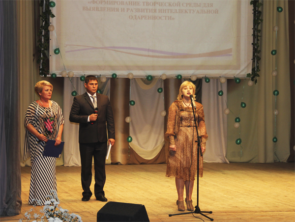 Юлия Пряхина пожелала всем участникам фестиваля удачи в дальнейшей работе с одаренными детьми